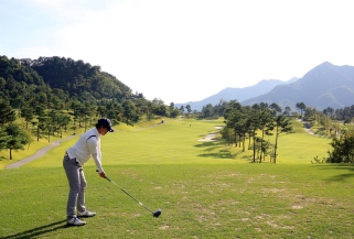 Comment la flexion du poignet avant transforme votre swing